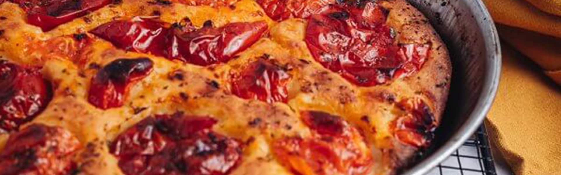 Pizza de pan y huevo en sartén