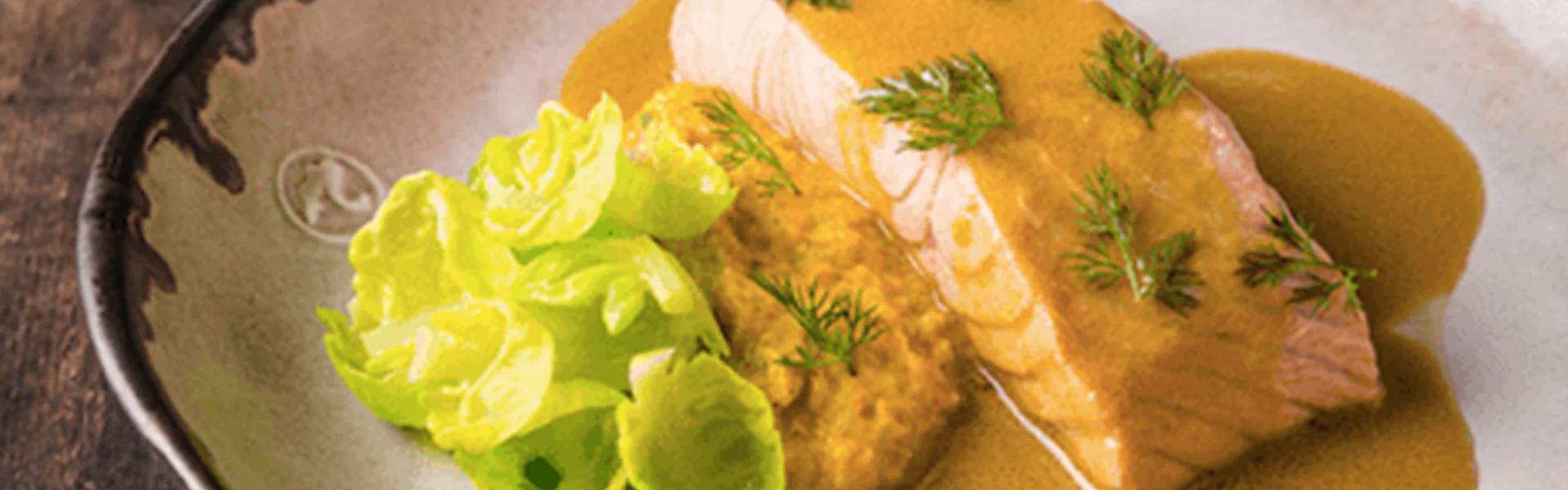 Pochierter Lachs auf einem Bett aus Rosenkohlpüree
