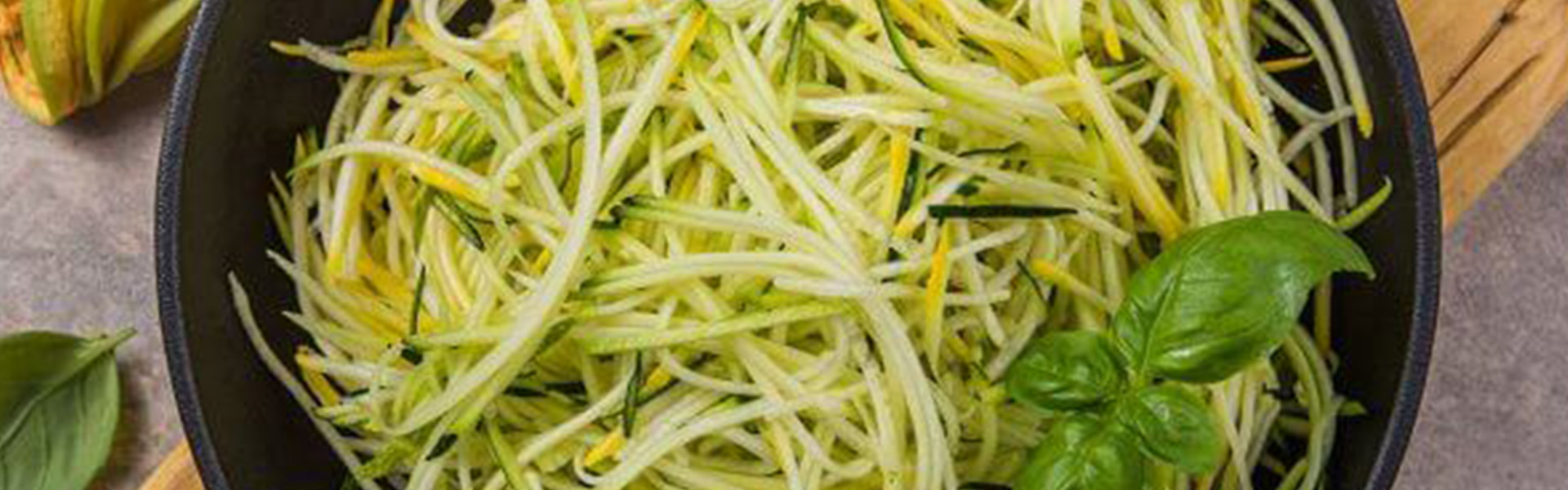 Cuketové špagety se zelenou omáčkou