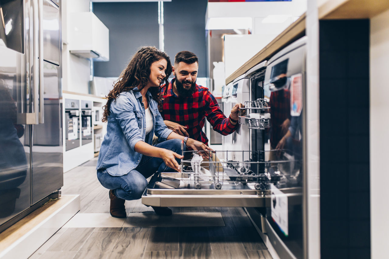 Couple_looking_at_dishwasher