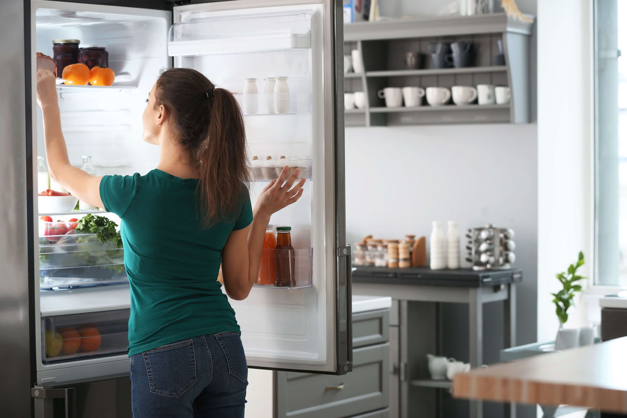 Grundig_woman-looking-into-fridge